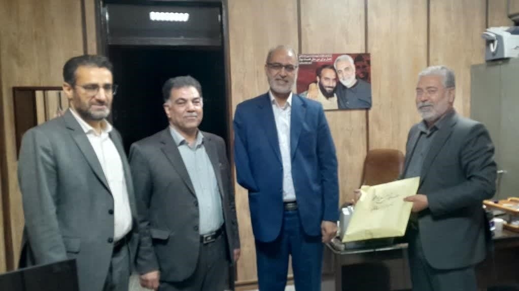 تجلیل از جانباز سرافراز و بازنشسته منتخب در محور ایثارگری