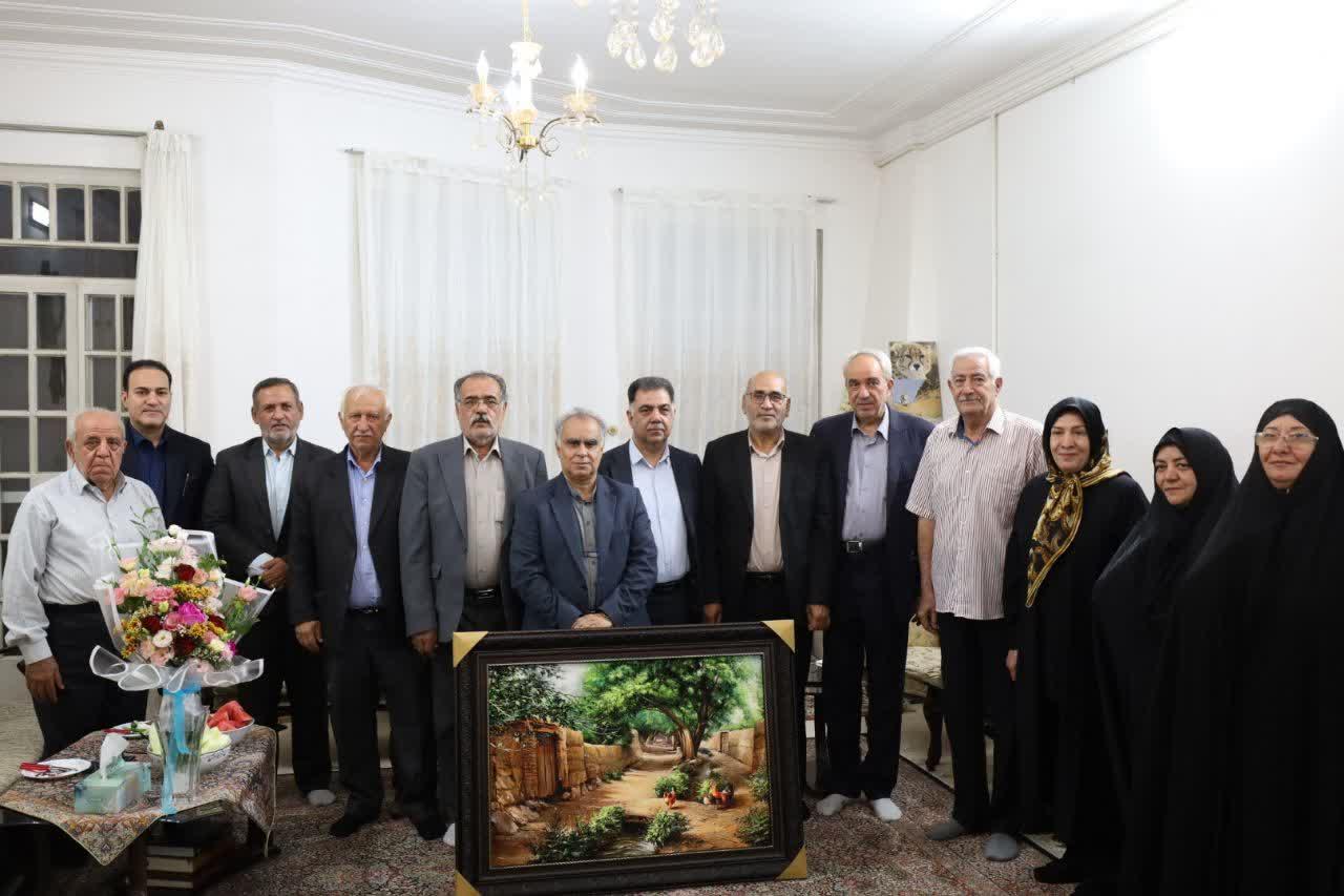 حضور مدیران استان در منزل پیشکسوت فرهنگی یزد
